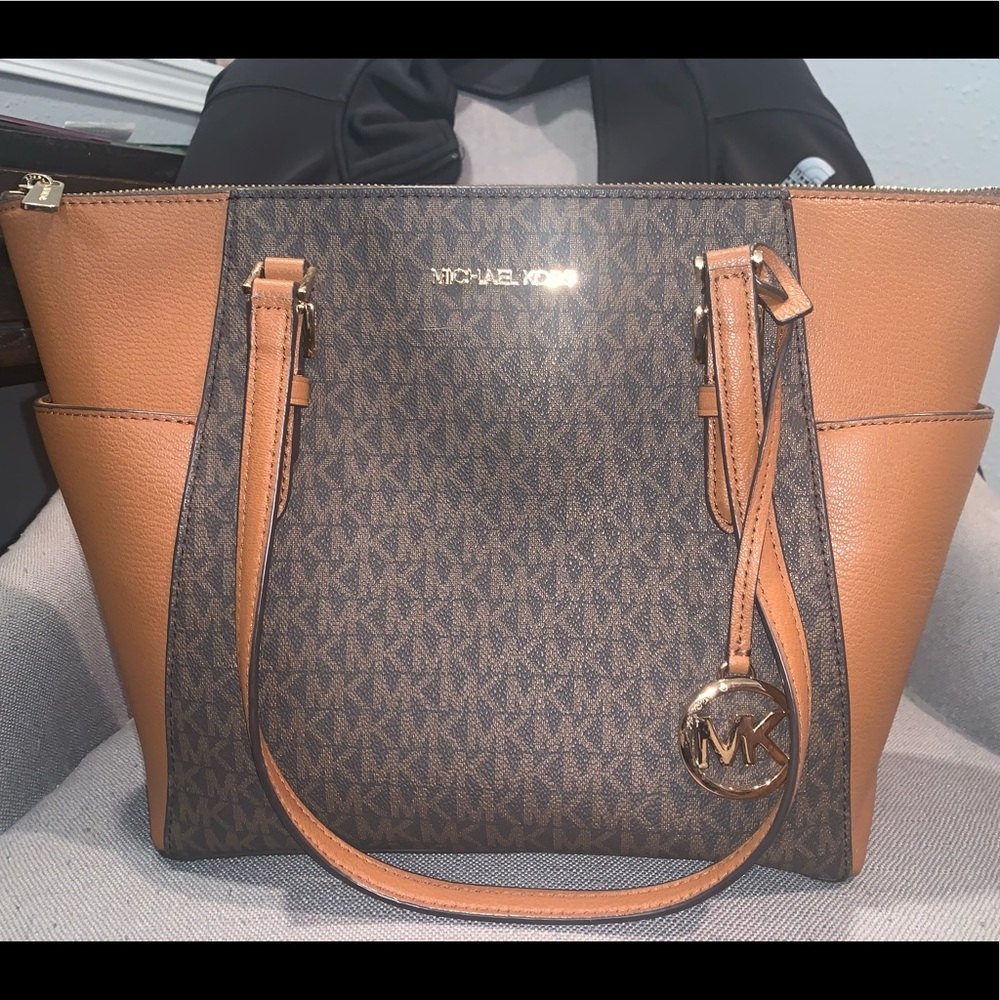 Micheal Kors Shoulder Purse in really good condition!!